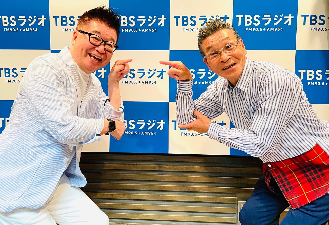 生島ヒロシ（左）に「血ぃ吸うたろか」のギャグポーズを伝授する間寛平