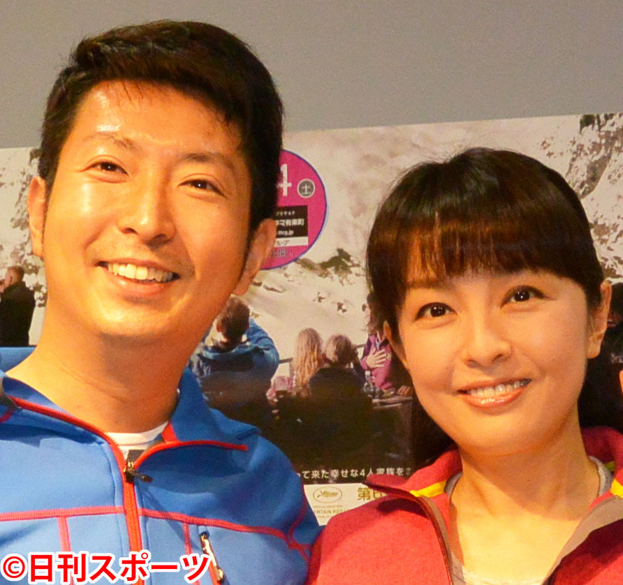 有村昆（左）と丸岡いずみ（2015年6月25日撮影）