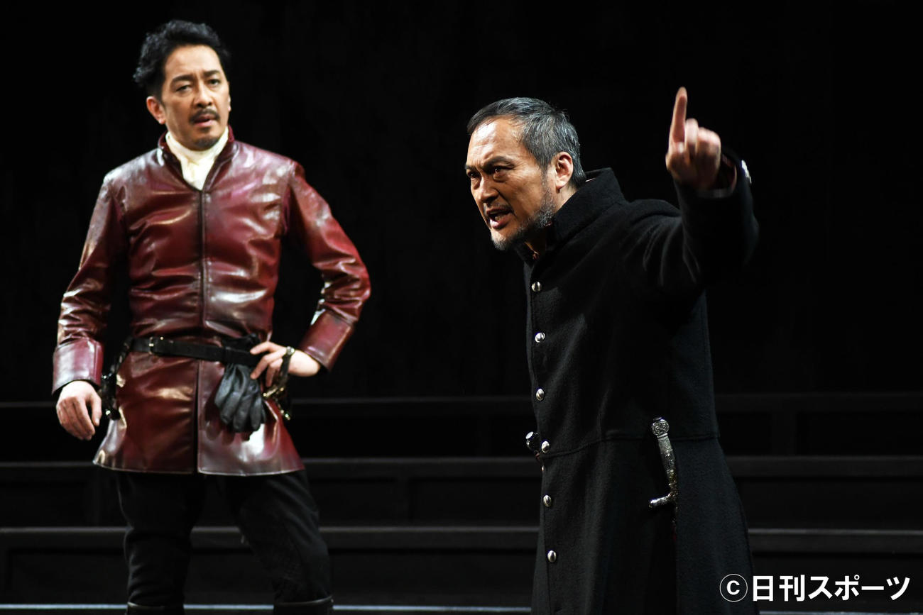 舞台「ピサロ」公開ゲネプロで熱のこもった演技を見せる渡辺謙（右）（撮影・大友陽平）