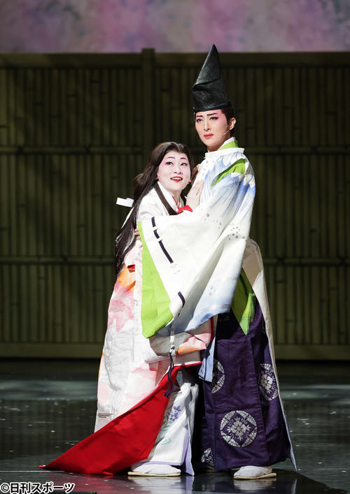 月組トップ珠城りょう＆美園さくら退団公演、宝塚大劇場で開幕 - 宝塚