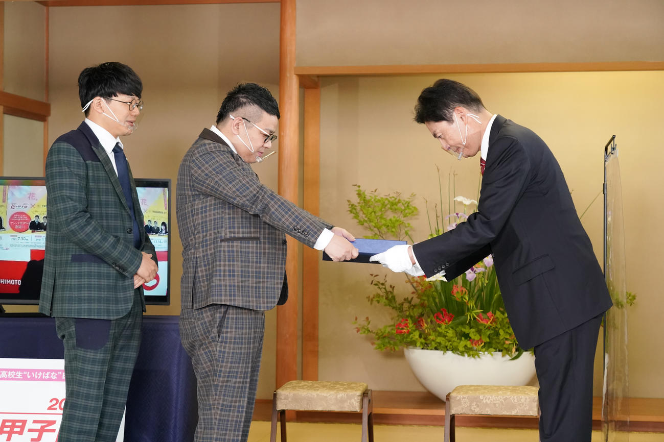 池坊華道会事務総長の池坊雅史氏（右）からアンバサダー就任を伝えられるミキ