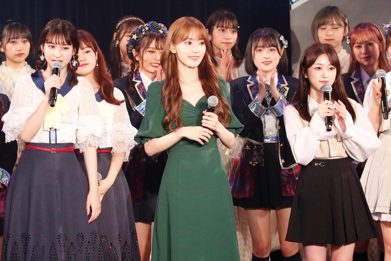 HKT48「君とどこかへ行きたい」発売記念イベントにサプライズ出演した宮脇咲良（中央）と矢吹奈子（右）　（ｃ）Mercury