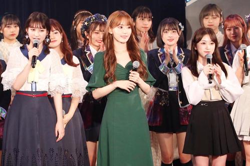 HKT48「君とどこかへ行きたい」発売記念イベントにサプライズ出演した宮脇咲良（中央）と矢吹奈子（右）　（ｃ）Mercury
