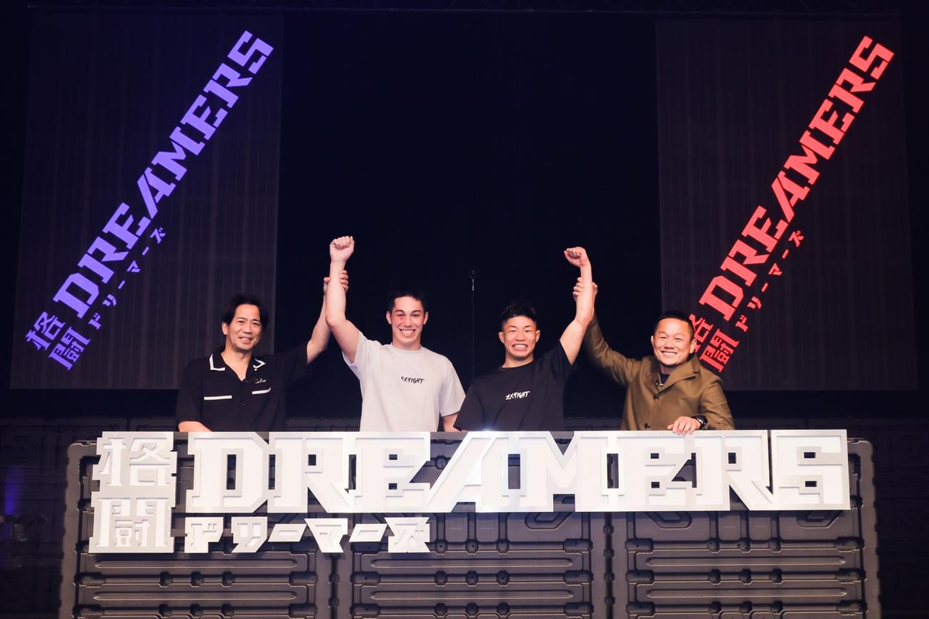 「LDH martial arts」に所属が決まった宇佐美正パトリック（中央左）と中村倫也（同右）をたたえるEXILE HIRO（左端）と高谷裕之氏