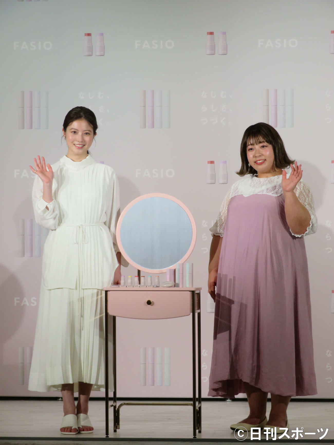 コーセー「ファシオ」新イメージキャラクター就任イベントに出席した今田美桜（左）と餅田コシヒカリ（撮影・村上幸将）