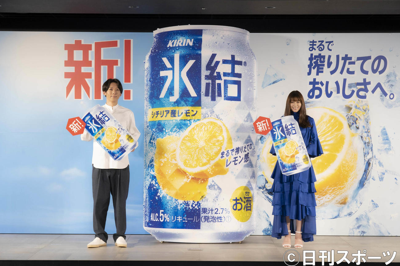 「新！氷結　まるで搾りたてのおいしさ発表会」に出席した高橋一生（左）と真木よう子