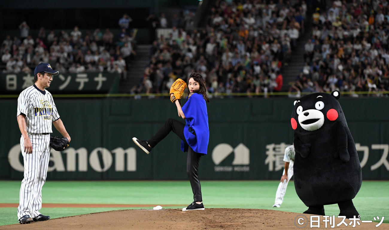 「サントリー　ドリームマッチ　2018」　三浦大輔氏（左）を真似て2段モーションで始球式をする石原さとみ。右は見つめるくまモン（2018年7月30日撮影）