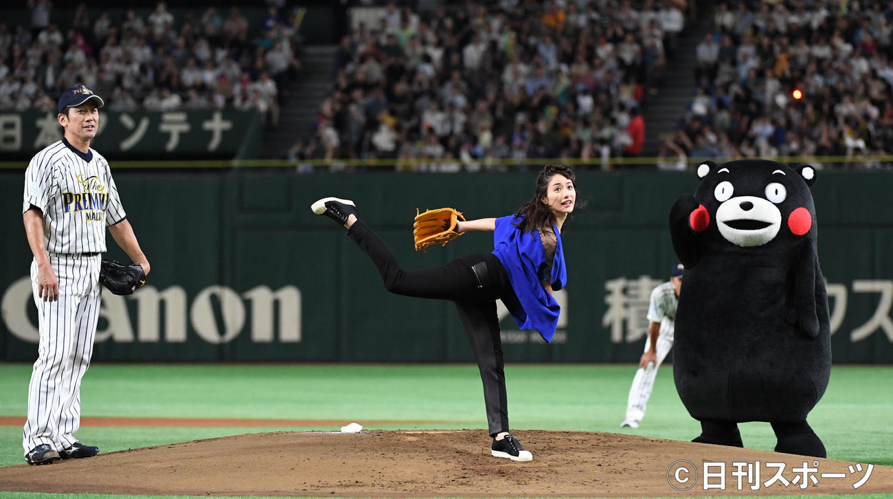 「サントリー　ドリームマッチ　2018」　三浦大輔氏（左）を真似て2段モーションで始球式をする石原さとみ。右は見つめるくまモン（撮影・横山健太）