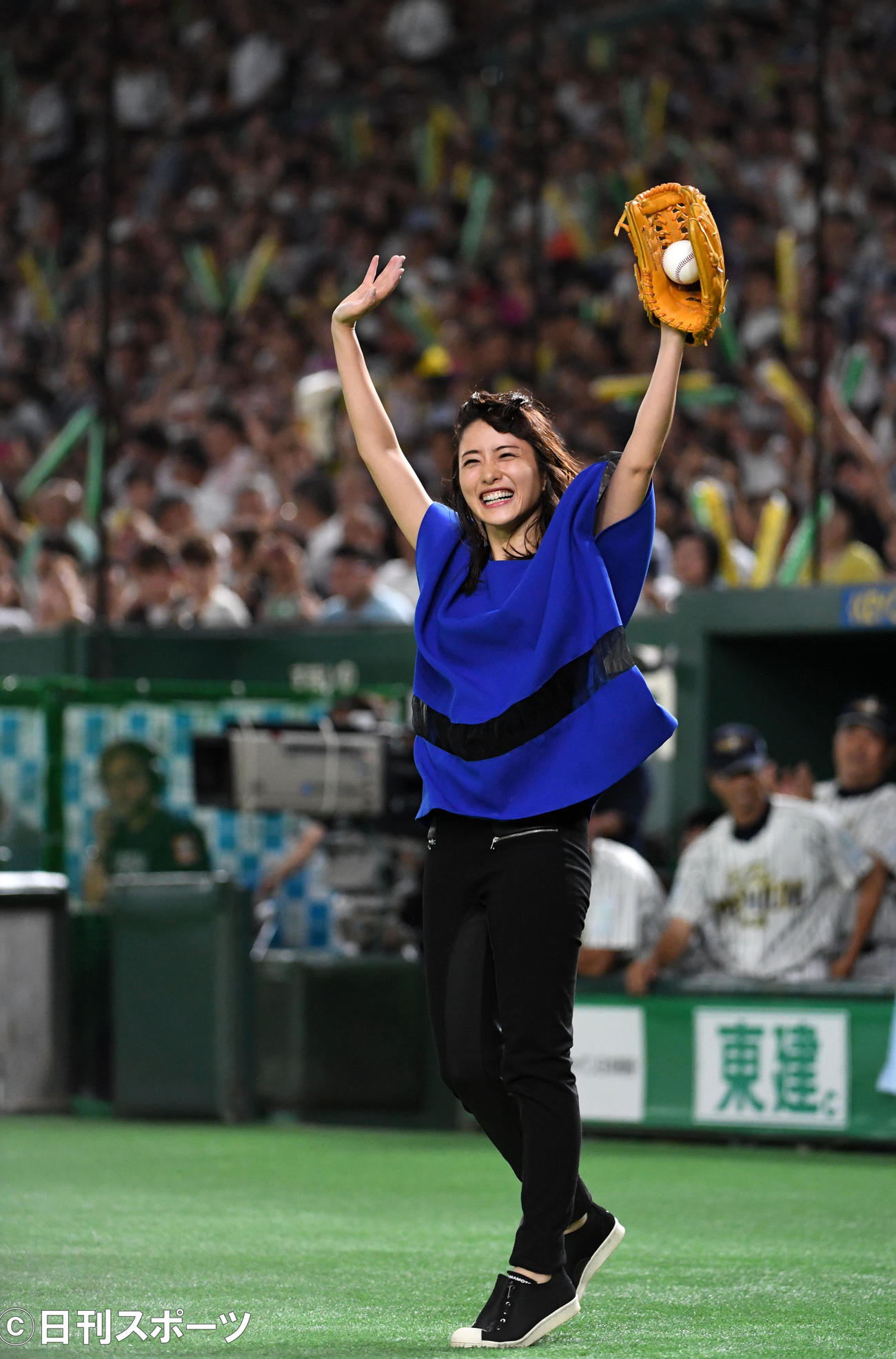 「サントリー　ドリームマッチ　2018」
始球式を終え笑顔で引き揚げる石原さとみ（撮影・横山健太）
