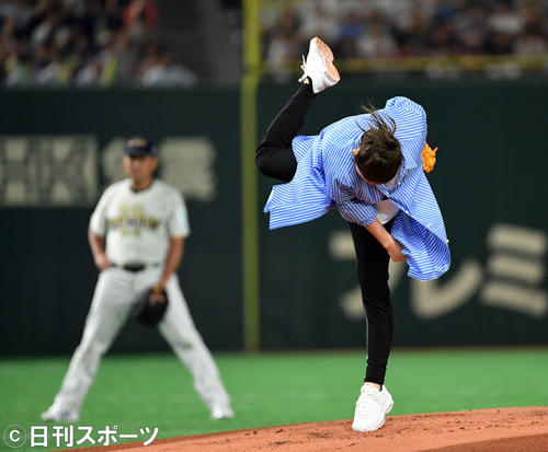 「サントリー　ドリームマッチ　2019」　始球式で岡島秀樹氏のノールック投球を披露した石原さとみ（2019年7月撮影）
