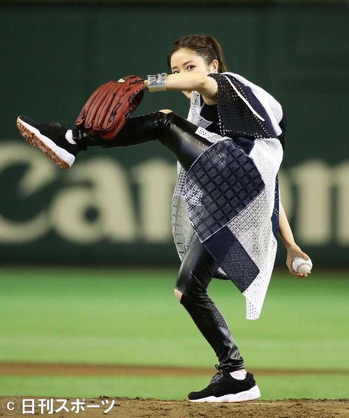 石原さとみドリームマッチ始球式 歴代投法まとめ 写真特集 芸能ライブ速報まとめ写真ニュース 日刊スポーツ