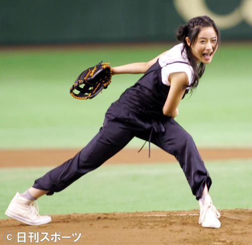 「サントリー　ドリームマッチ　2009」
始球式で暴投し舌を出す石原さとみ（2009年7月撮影）