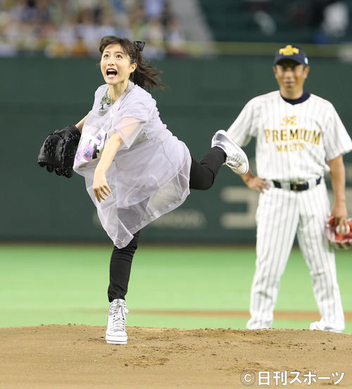 「サントリー　ドリームマッチ　2014」
始球式を行う石原さとみ（2014年8月撮影）