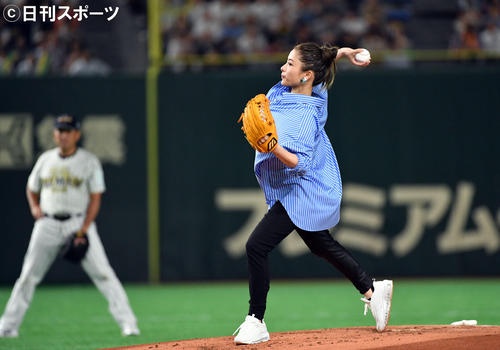 石原さとみドリームマッチ始球式 歴代投法まとめ 写真特集 芸能ライブ速報まとめ 日刊スポーツ