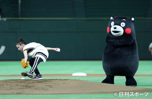 「サントリー　ドリームマッチ　2017」　始球式をする石原さとみと、くまモン（2017年8月撮影）