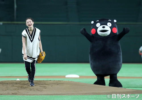 石原さとみドリームマッチ始球式 歴代投法まとめ 写真特集 芸能ライブ速報まとめ 日刊スポーツ