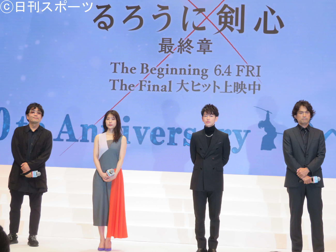 映画「るろうに剣心　最終章　The Beginning」10thアニバーサリーイベントに登壇した、左から大友啓史監督、有村架純、佐藤健、江口洋介（撮影・村上幸将）