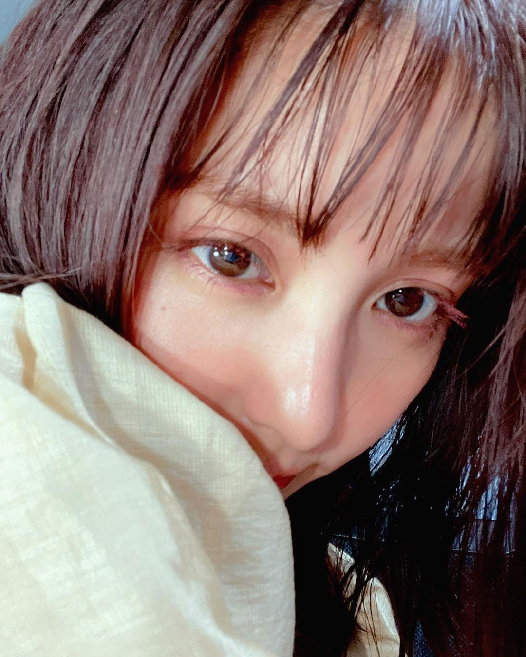 春らしいメークで口元を隠す石川恋のどアップ写真（石川恋オフィシャルブログより）