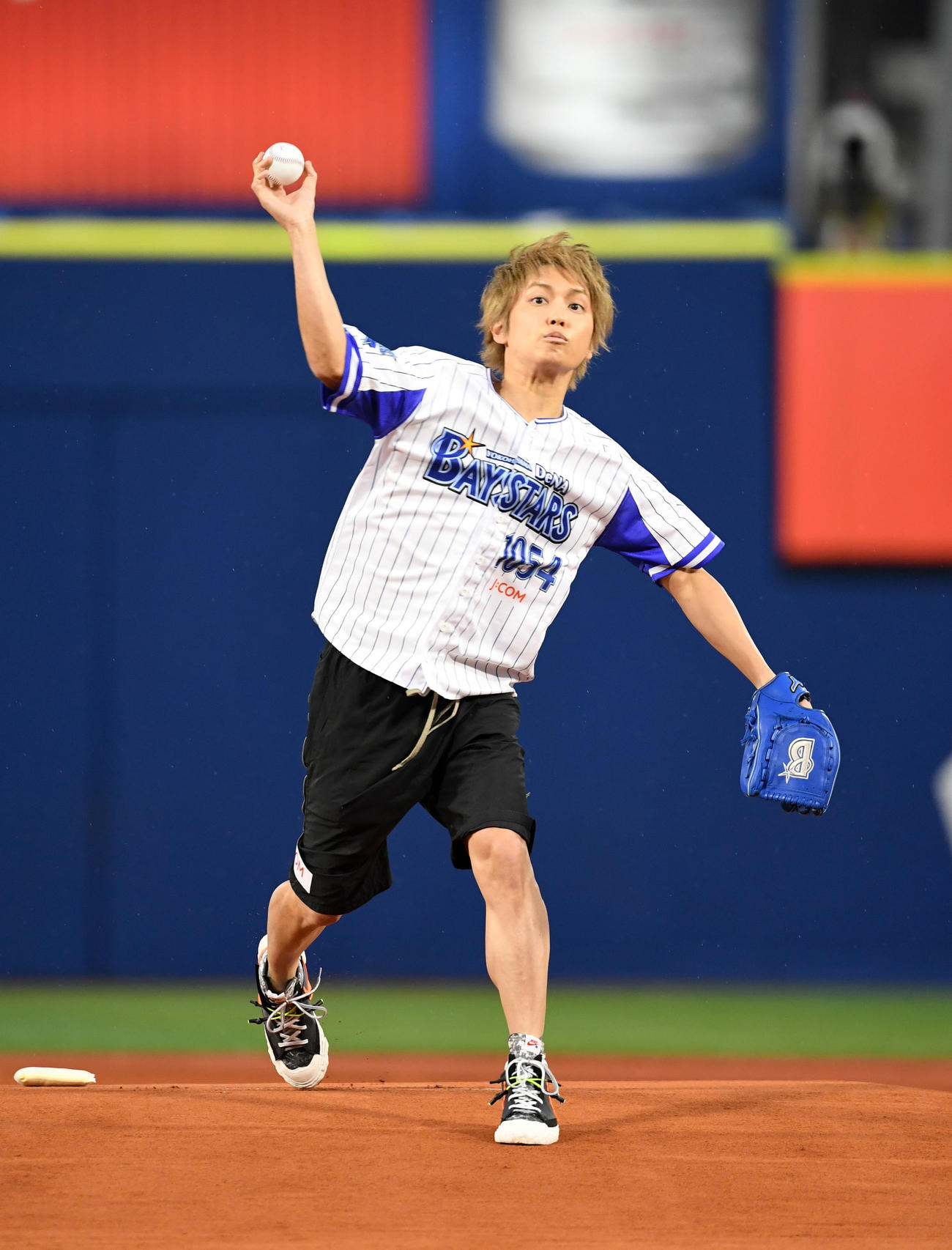 DeNA対中日　始球式に登場した手越祐也（撮影・横山健太）