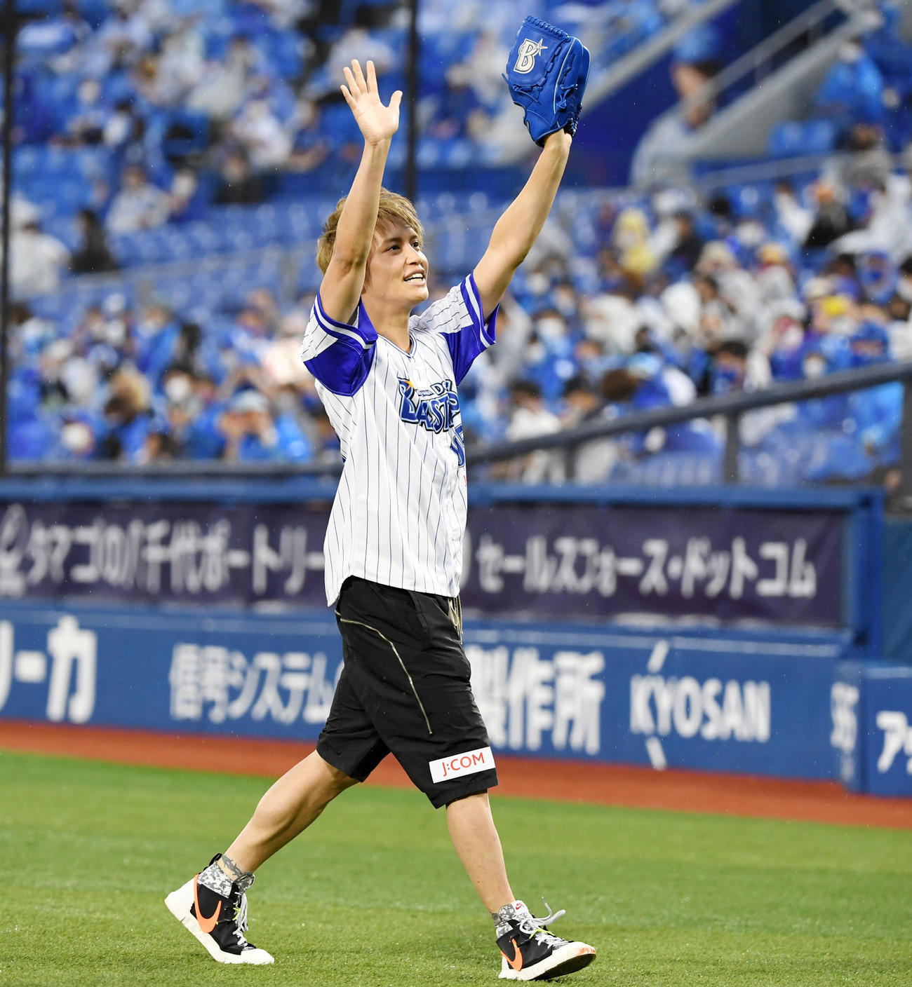 DeNA対中日　始球式に登場した手越祐也（撮影・横山健太）
