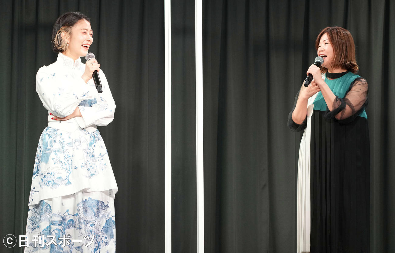 映画「浜の朝日の嘘つきどもと」完成報告イベントで笑顔を見せる高畑充希（左）と大久保佳代子（撮影・鈴木みどり）