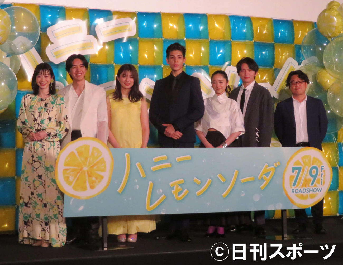 映画「ハニーレモンソーダ」イベントに登壇した、左から岡本夏美、坂東龍汰、吉川愛、ラウール、堀田真由、濱田龍臣、神徳幸治監督（撮影・村上幸将）