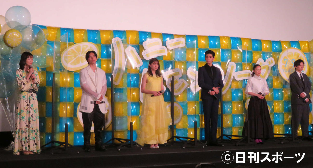 映画「ハニーレモンソーダ」イベントに登壇した、左から岡本夏美、坂東龍汰、吉川愛、ラウール、堀田真由、濱田龍臣（撮影・村上幸将）