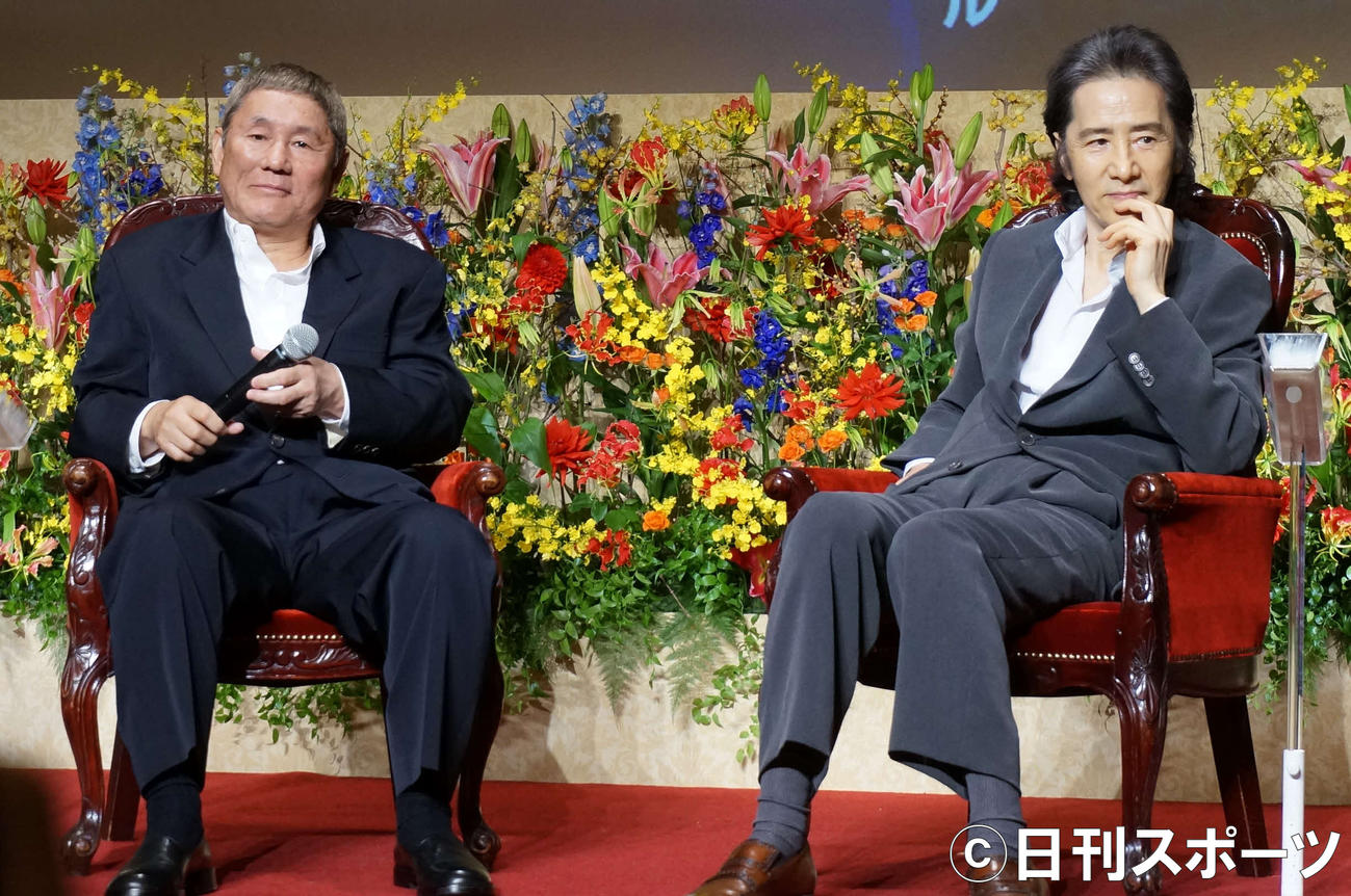 14年1月、テレビ朝日系「松本清張二夜連続ドラマスペシャル　昭和の二大未解決事件」制作会見に応じる。左はビートたけし