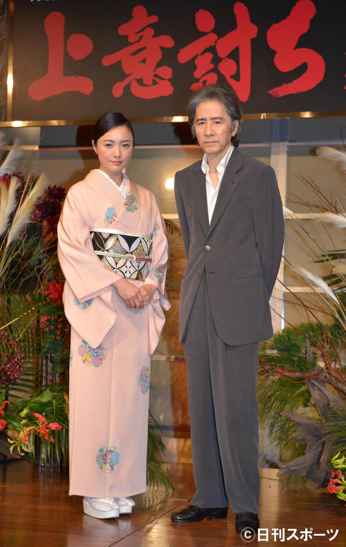 制作発表に臨む仲間由紀恵（左）と田村正和さん