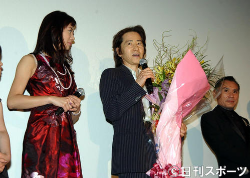 07年6月、映画「ラストラブ」初日挨拶。左は伊東美咲、右は片岡鶴太郎