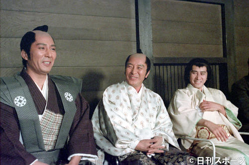 関西テレビ系時代劇スペシャル「乾いて候」収録　3人そろって収録に臨んだ左から田村亮、田村高広さん、田村正和さん