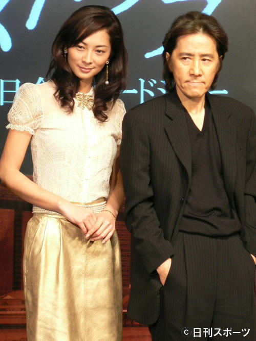 07年3月、映画「ラストラブ」完成会見に出席。左はヒロインを演じた伊東美咲