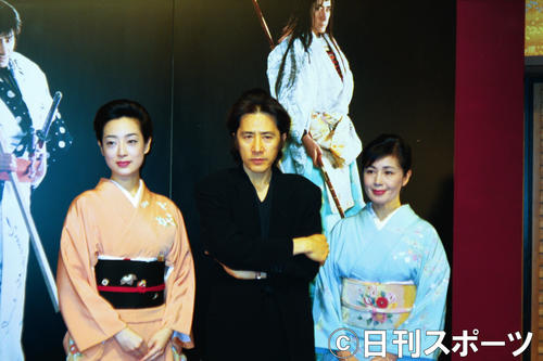 左から片岡京子、田村正和さん、平淑恵