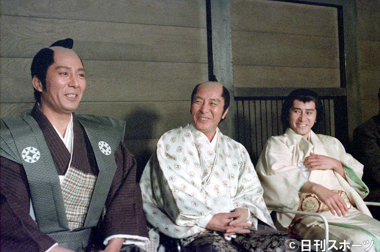 系時代劇スペシャル「乾いて候」収録　3人そろって収録に臨んだ左から田村亮、田村高広さん、田村正和さん