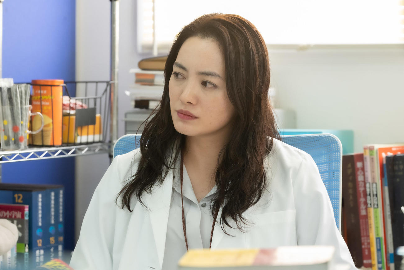 テレビ東京系ドラマ「女王の法医学～屍活師～」で法医学研究室の“女王”を演じる仲間由紀恵