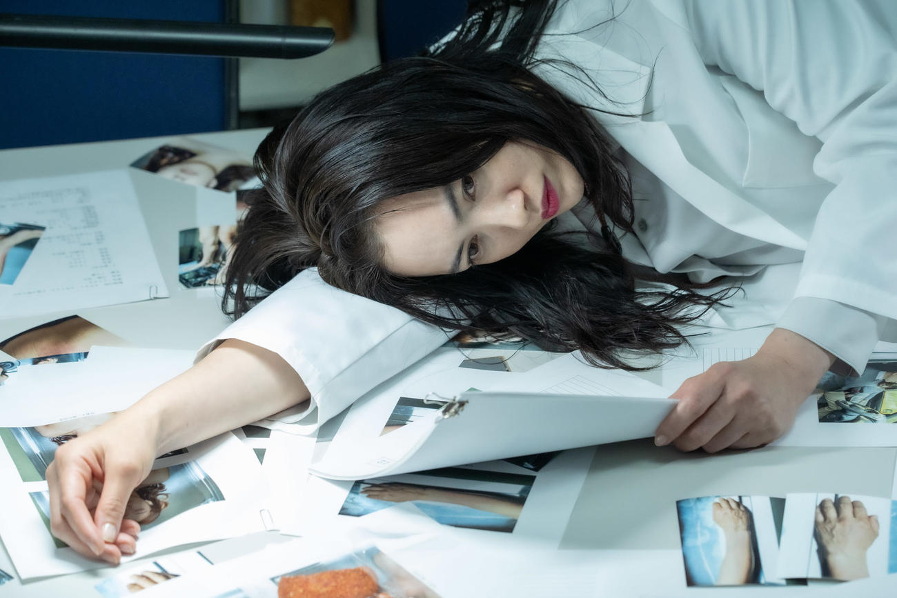 テレビ東京系ドラマ「女王の法医学～屍活師～」で法医学研究室の“女王”を演じる仲間由紀恵