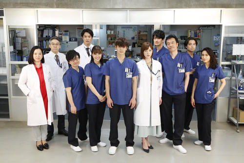 フジテレビ「ラジエーションハウス2～放射線科の診断レポート～」の出演者たち。左から和久井映見、浅野和之、浜野謙太、鈴木伸之、広瀬アリス、窪田正孝、本田翼、丸山智己、遠藤憲一、矢野聖人、山口紗弥加
