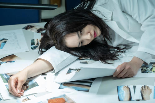 テレビ東京系ドラマ「女王の法医学～屍活師～」で法医学研究室の“女王”を演じる仲間由紀恵