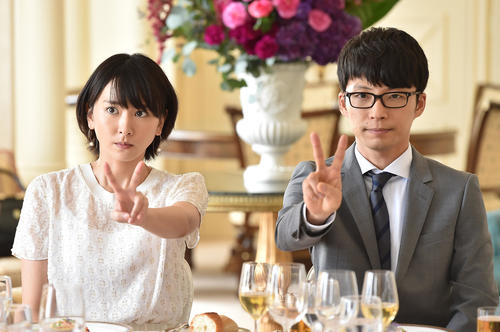 結婚することを発表した新垣結衣（左）と星野源が、夫婦役で出演したTBS系連続ドラマ「逃げるは恥だが役に立つ」の一場面（C）TBS