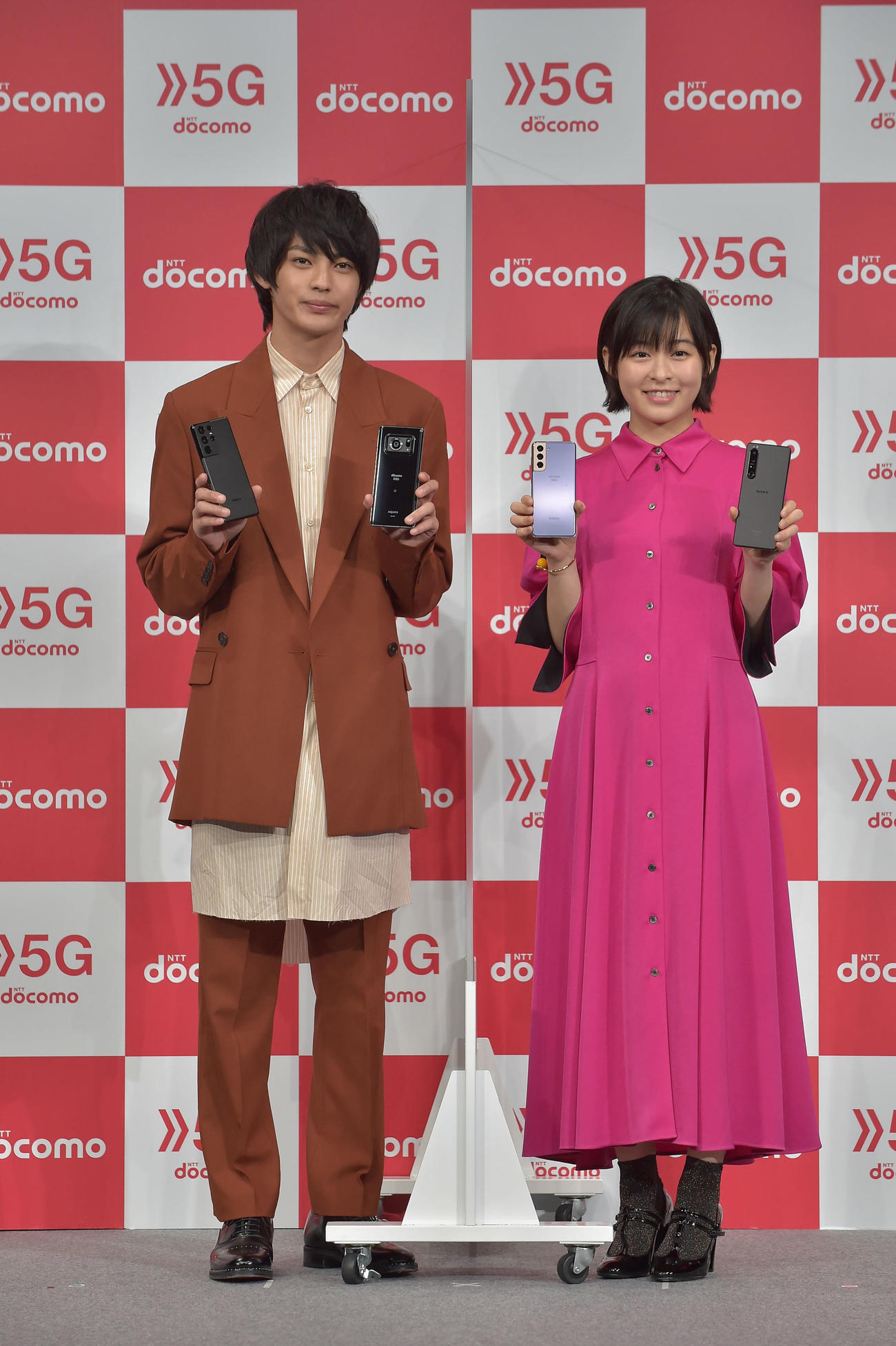 「NTTドコモ　2021夏　新サービス・新商品発表会」に出席した神尾楓珠（左）と森七菜