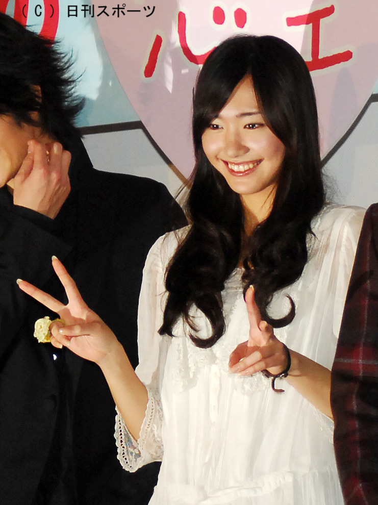 主演映画「恋空」の舞台あいさつに立ちダブルピースで微笑む19歳の新垣結衣（2007年11月）
