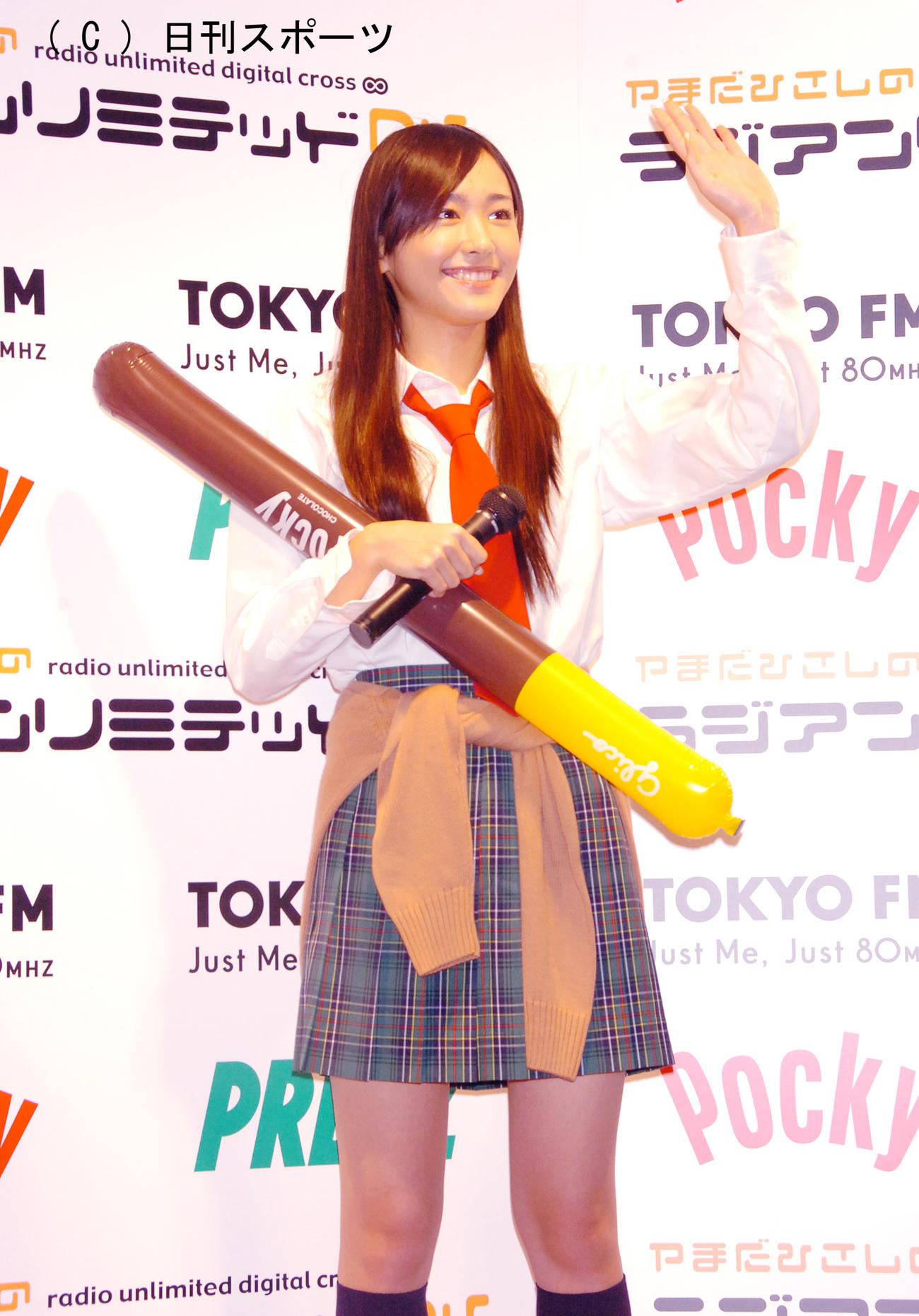 ポッキーCMの制服風衣装でポッキーバルーンを抱き手を振る新垣結衣（2007年11月）