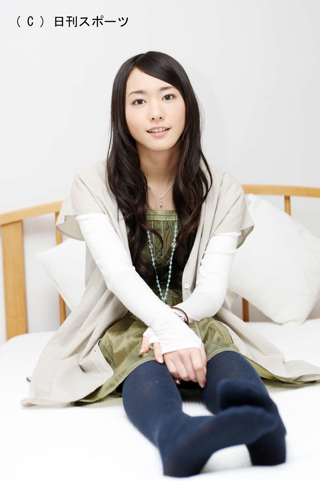 ブルーリボン賞新人賞を受賞した19歳の新垣結衣は撮影セットのベッドに両足を投げ出してレンズを見つめる（2008年1月）