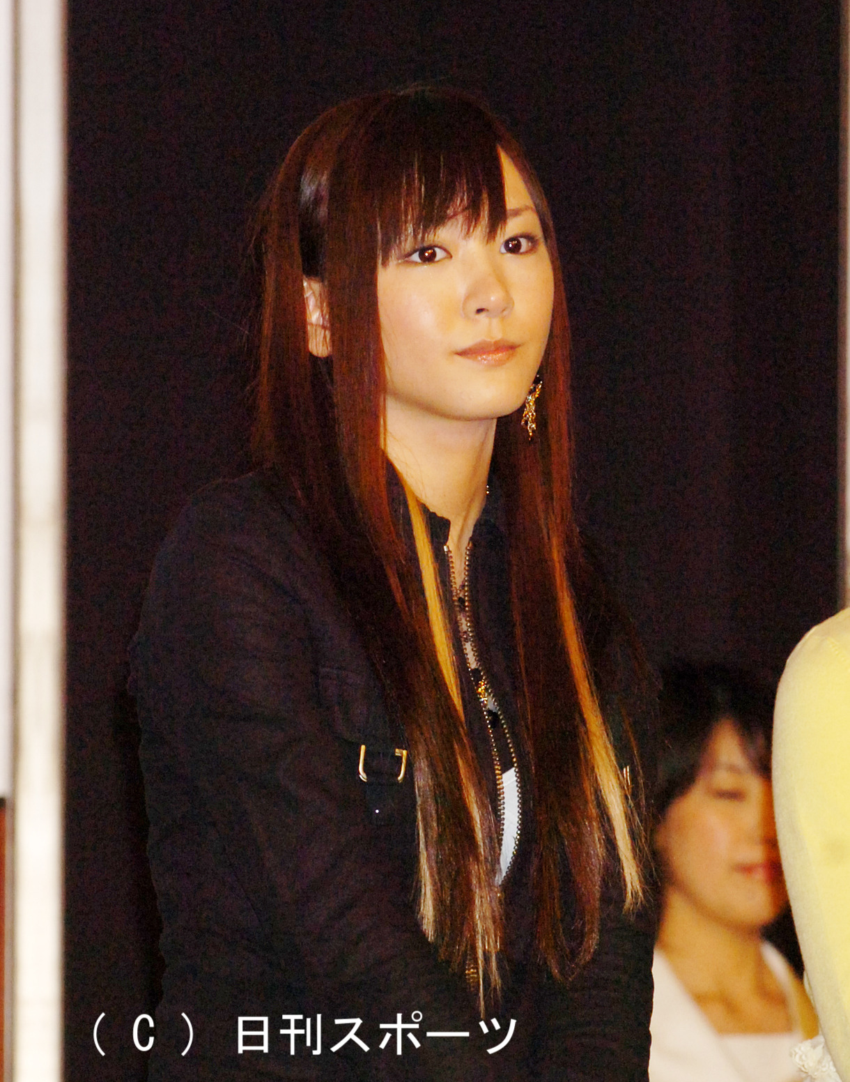 ドラマ「ギャルサー」で渋谷ギャルを演じた17歳の新垣結衣はやや緊張した表情（2006年4月）