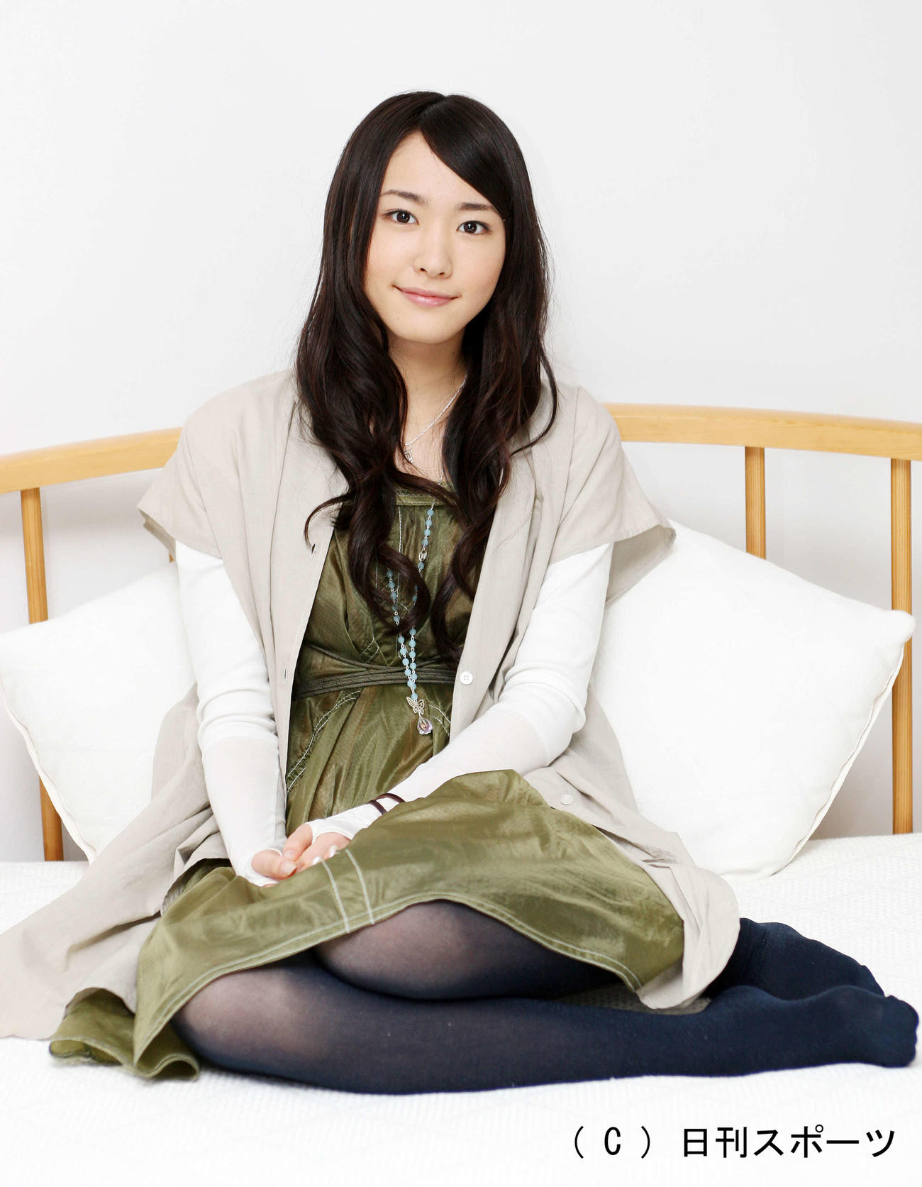ブルーリボン賞新人賞を受賞した19歳の新垣結衣は撮影セットのベッドに横座りして微笑む（2008年1月）