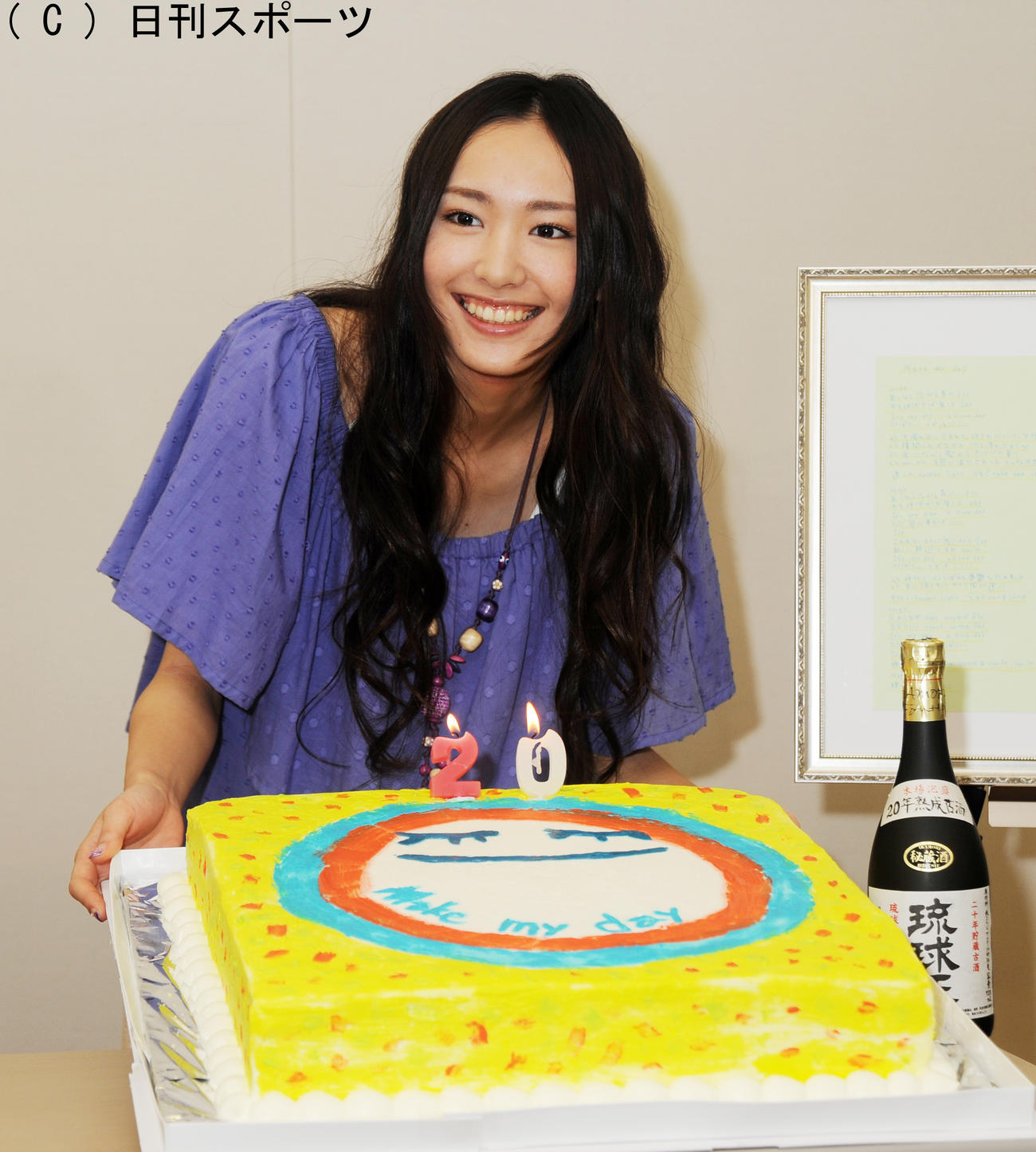 20歳の誕生日を迎えた新垣結衣は、スタッフから贈られたバースデーケーキを前にニッコリ（2008年6月）