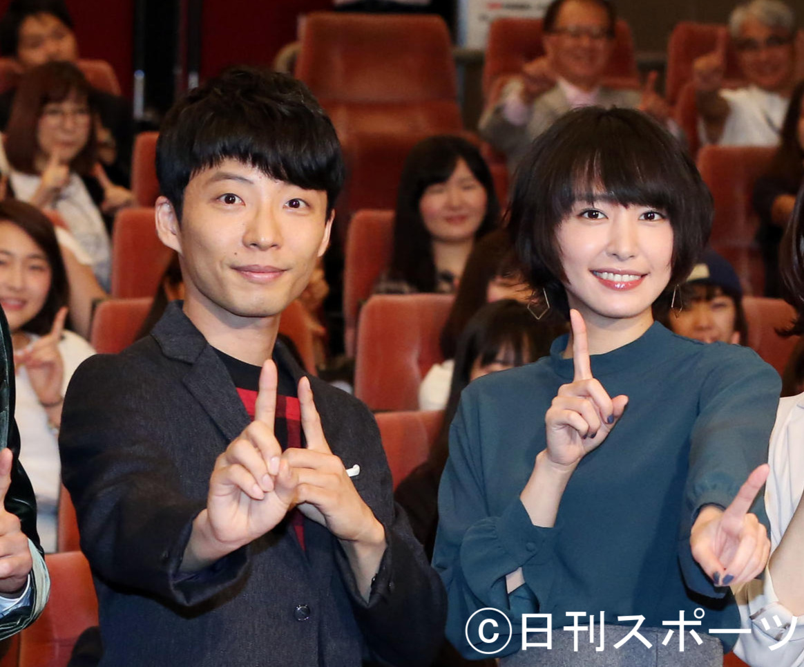 16年10月4日、TBS系ドラマ「逃げるは恥だが役に立つ」のプレミア試写会で記念撮影する星野源と新垣結衣