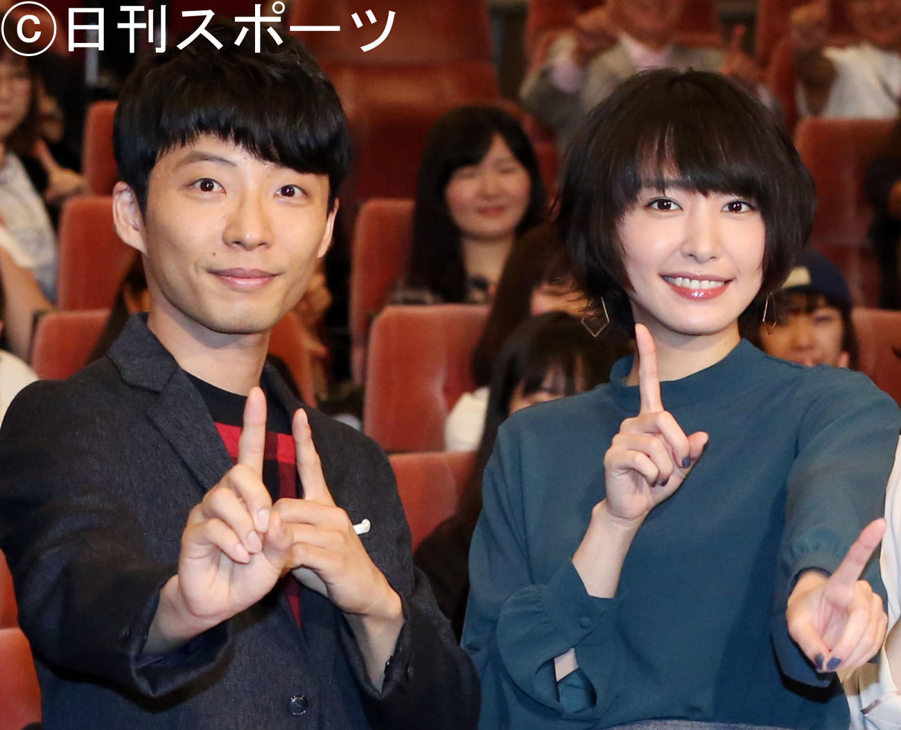 TBS系ドラマ「逃げるは恥だが役に立つ」のプレミア試写会で記念撮影する星野源と新垣結衣（16年10月）