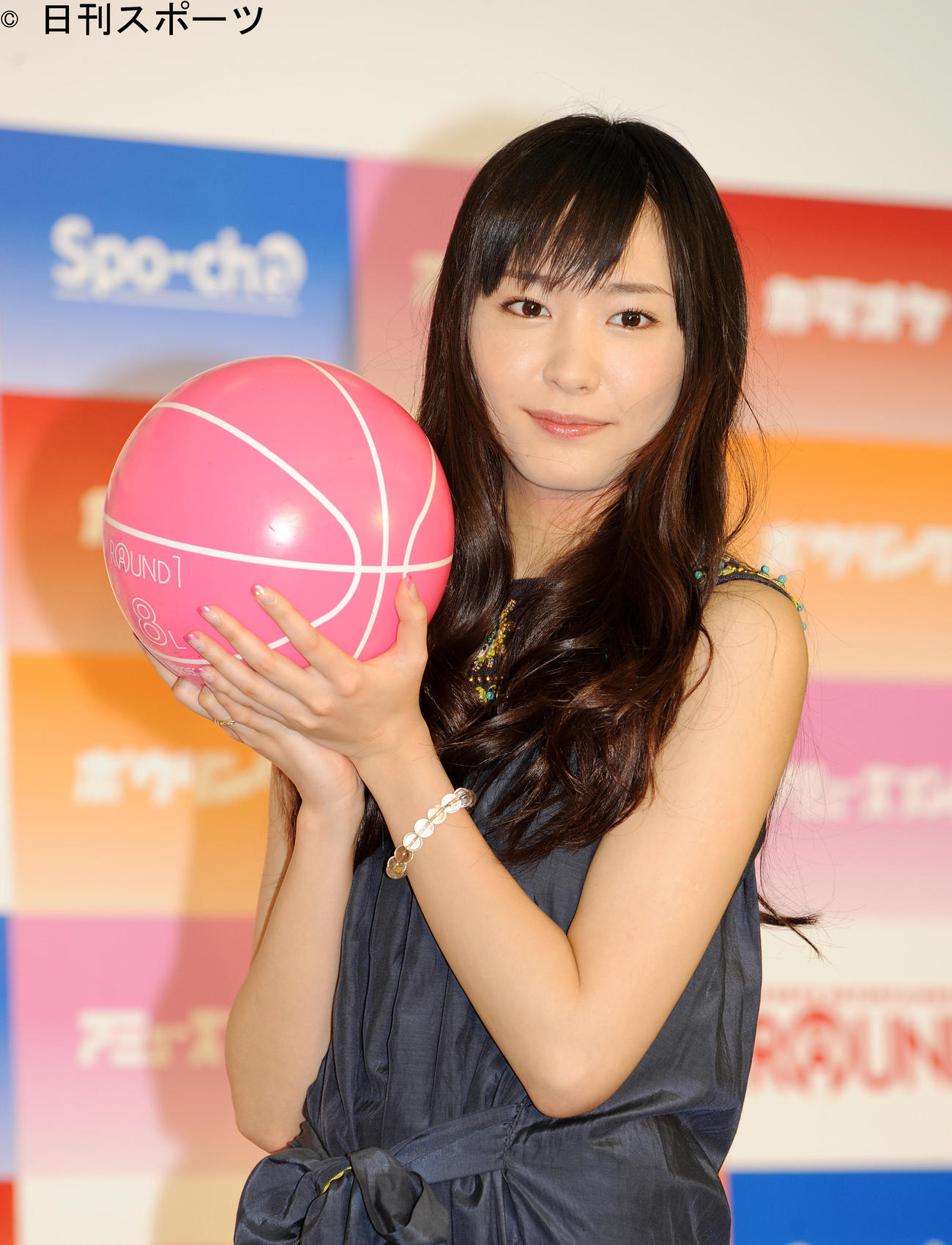 新垣結衣はラウンドワンイメージキャラクター発表会見でピンク色のボールを手に微笑む（2009年3月）