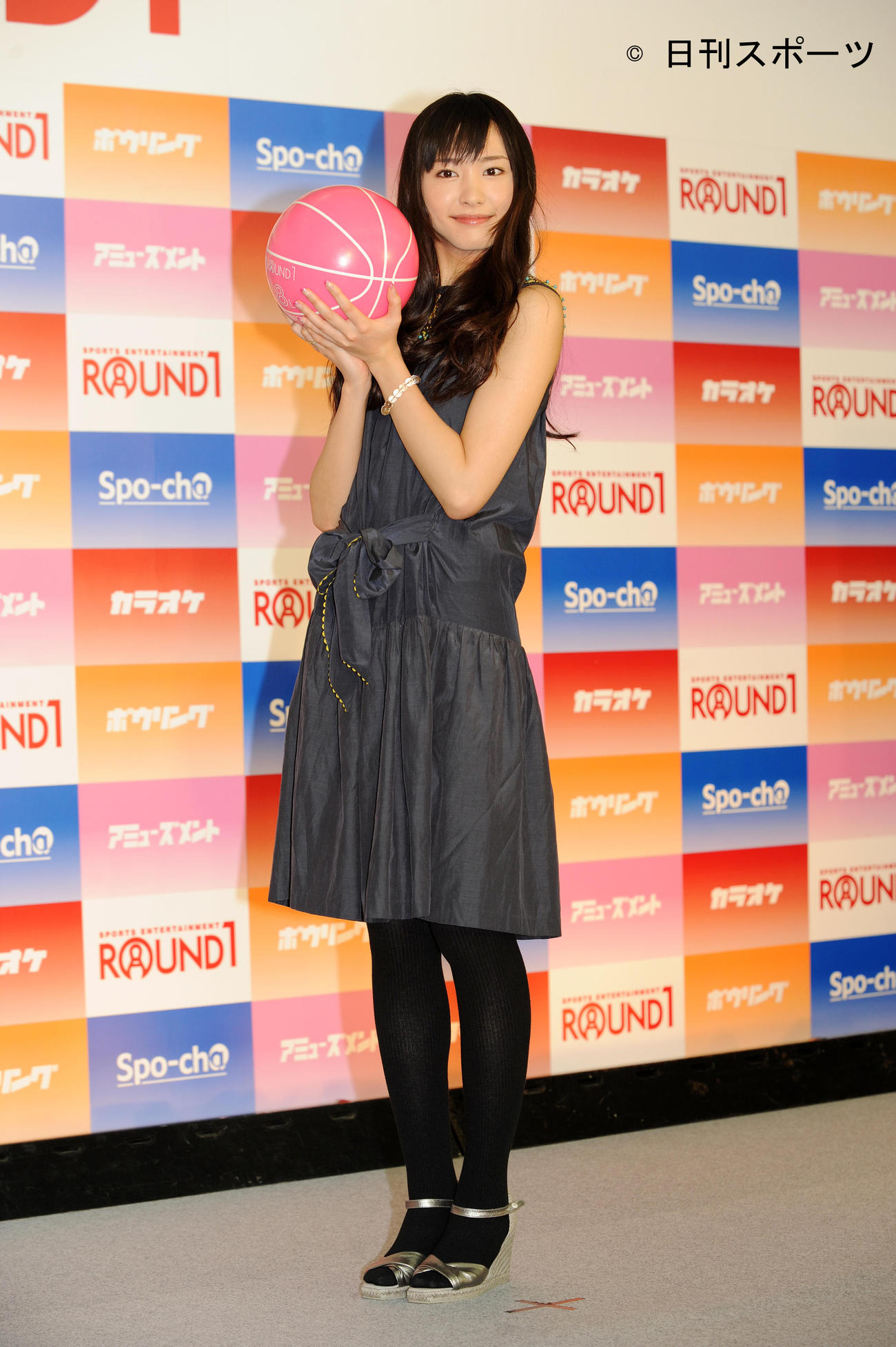 新垣結衣はラウンドワンイメージキャラクター発表会見でピンク色のボールを手にポーズ（2009年3月）
